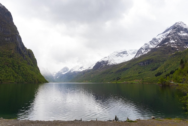 Foto gratuita olden norvegia 17 maggio 2023 fiume e montagne