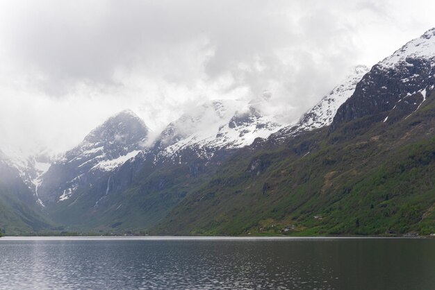 Foto gratuita olden norvegia 17 maggio 2023 fiume e montagne