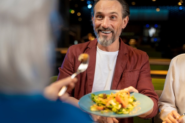 レストランで食事をしている年上の友人