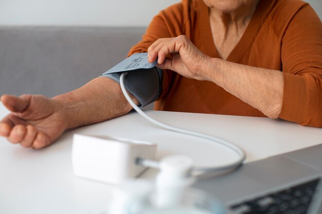 張力計で血圧をチェックする高齢者