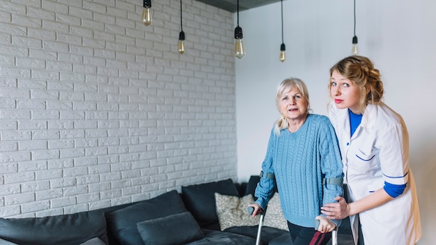 Foto gratuita donna anziana nella casa di riposo