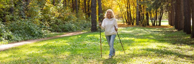 自然の中で外をトレッキングする年上の女性