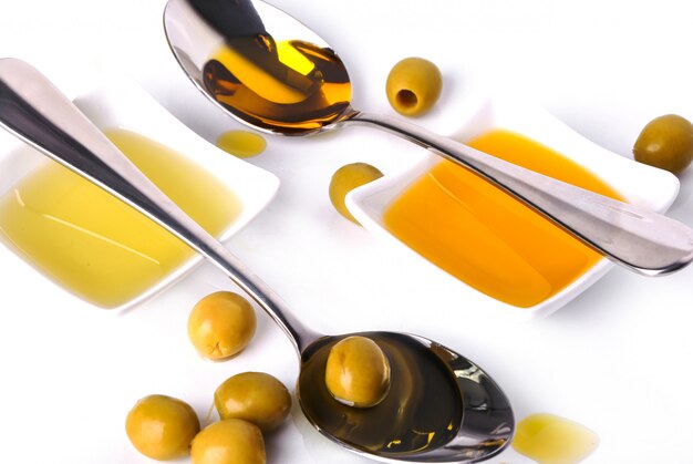 Оливковое масло в миске и ложках