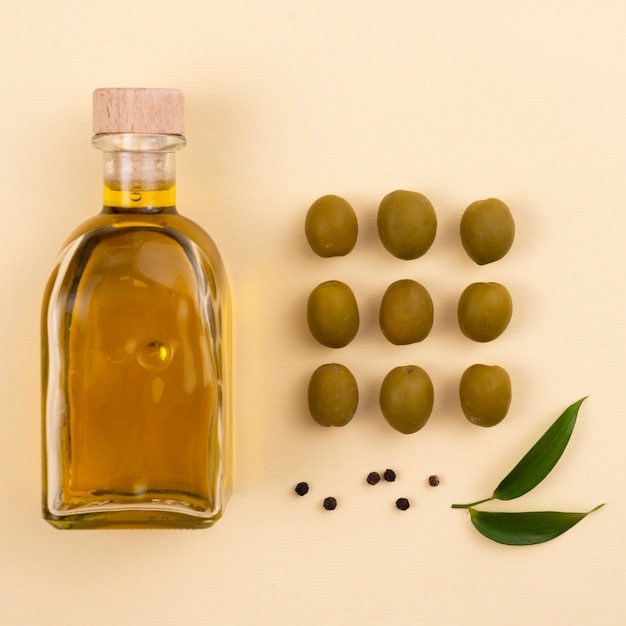 Free photo olive oil and green olives top view