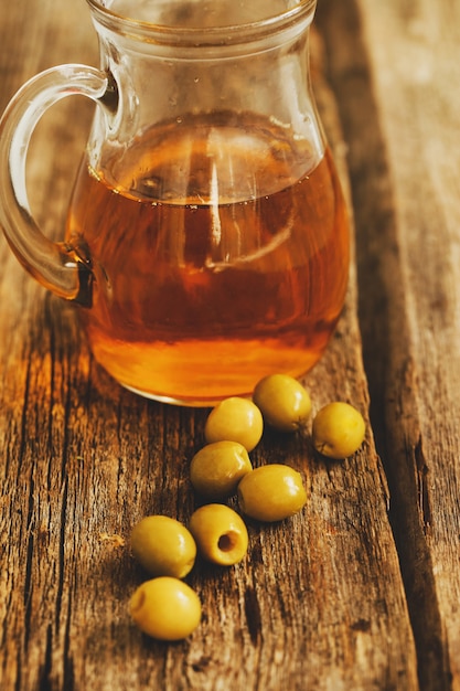 Оливковое масло в баночке с оливками