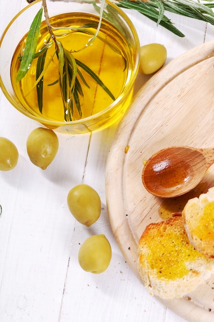 Foto gratuita olio d'oliva con pane e cucchiaio