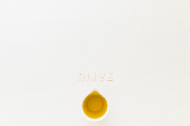 Бесплатное фото Оливковое слово с оливковым соусом