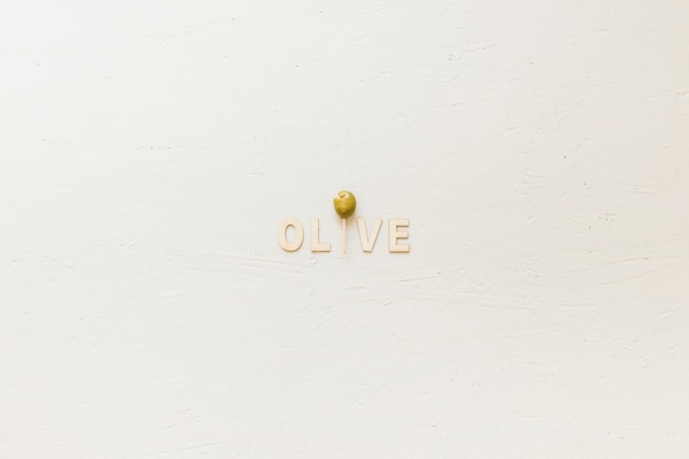 Оливковое слово с оливками на белом фоне