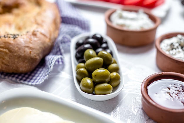 Olive nere e verdi nella vista laterale del piatto