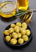 Free photo olives in a plate with olive oil