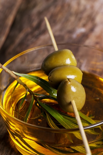 Оливки в тарелке с оливковым маслом