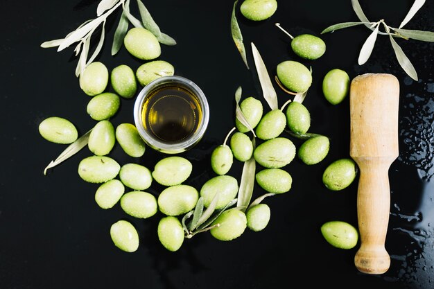 Оливки и розмарин около оливкового масла