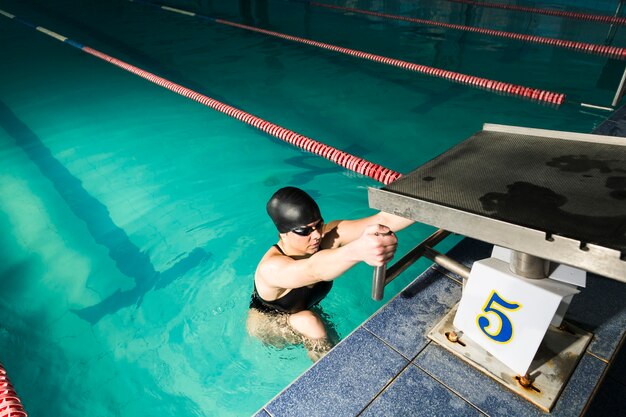 オリンピック水泳選手のレースの準備