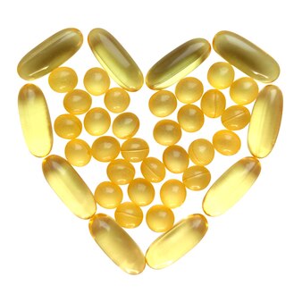Омега таблетки в форме сердца, изолированные на белом фоне. концепция медицины и фармации. капсулы с рыбьим жиром для здоровья.