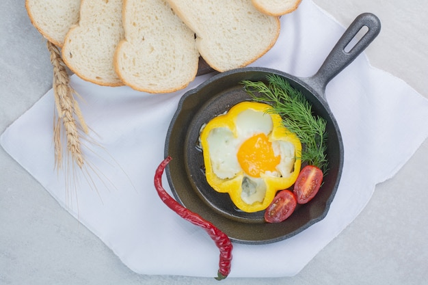 Omelet with slices of white breads on sackcloth .