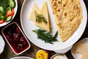 Free photo omelette and cheese with herbs