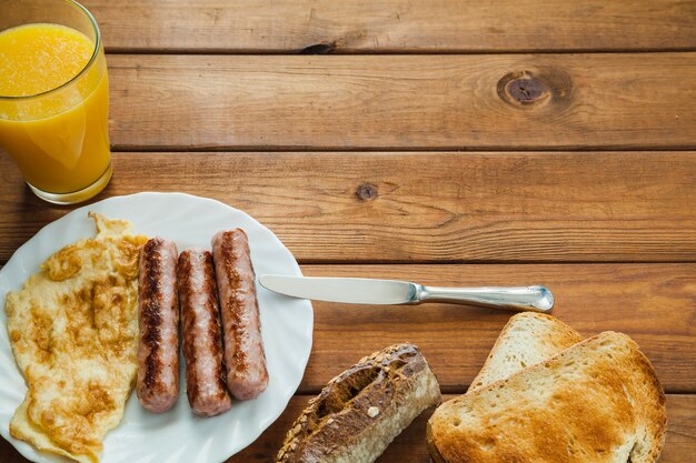 Omelette, sausages and juice