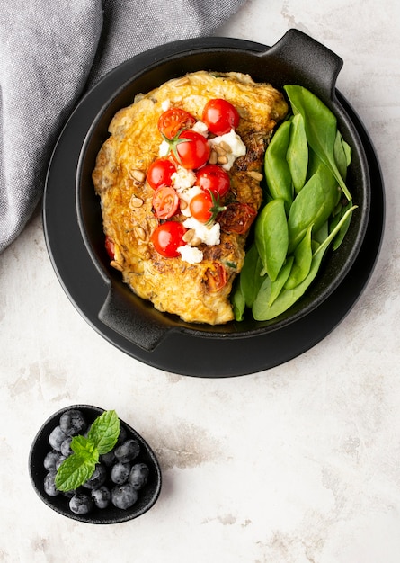 Foto gratuita frittata con formaggio e pomodori con panno