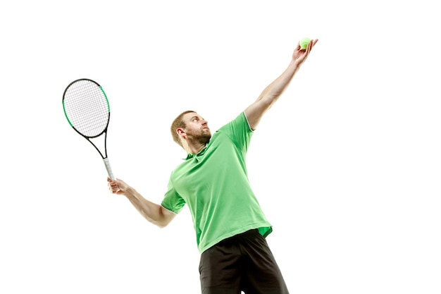 Один кавказский мужчина играет в теннис, изолированные на белом фоне