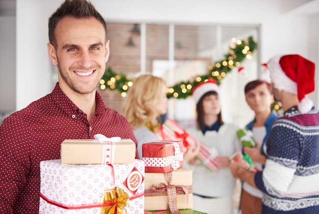 同僚の1人がChirstmasの贈り物を渡したい