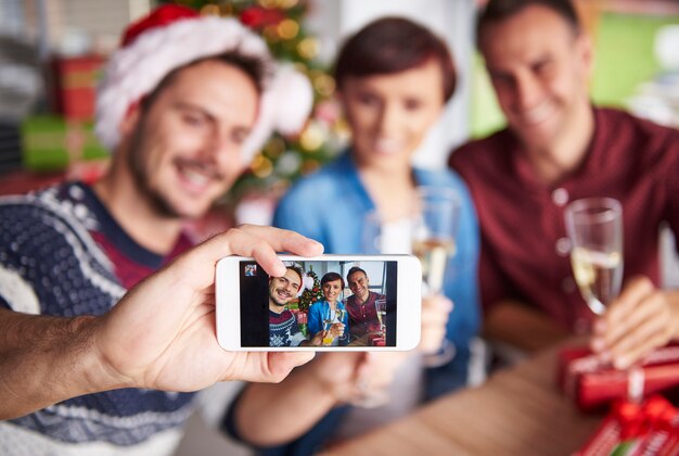 Uno dell'equipaggio sta scattando una foto