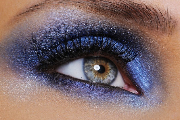 Un occhio femminile con ombretto blu brillante - riprese macro