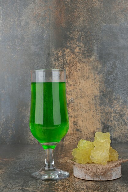 大理石の表面に甘い砂糖が入ったレモネードの新鮮な緑色のガラス1杯