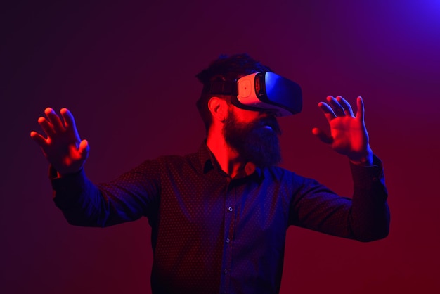 バーチャルリアリティグラスの未来のテクノロジーコンセプトの男性が仮想現実のvrヘッドセットを使用している