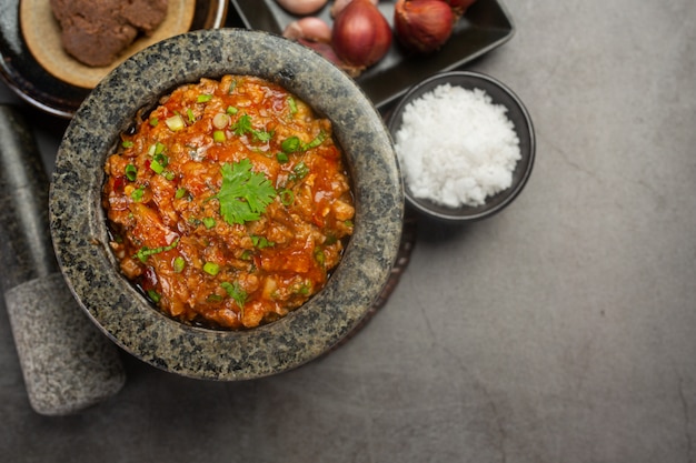Ong chili paste in a mortar Decorated with beautiful side dishes.