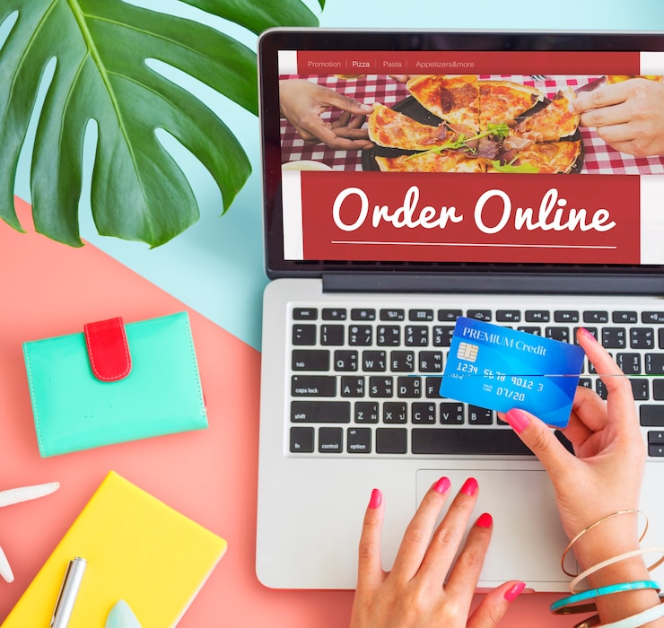 Free Photo online pizza delivery service concept