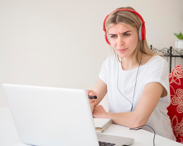 Foto gratuita studente di corsi remoti online focalizzato