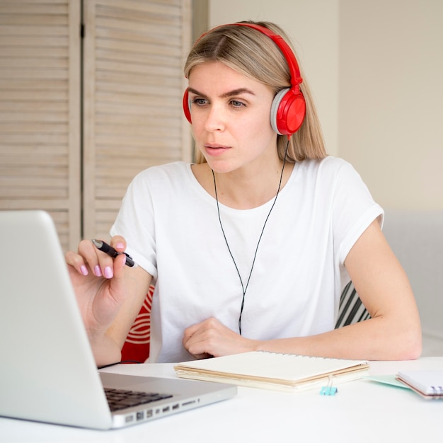 Free photo online remote courses student paying attention