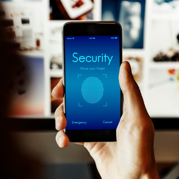 Sicurezza online e scanner di impronte digitali su smartphone