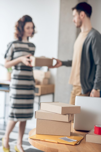 Free photo online store worker handing over a package to a courier