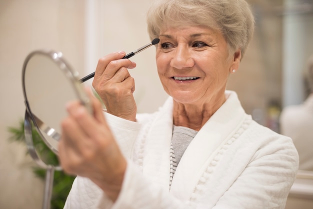 Foto gratuita solo trucco e sono pronto