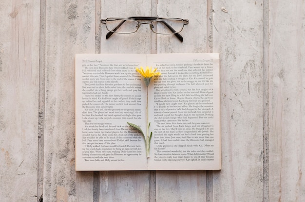 花の中に開いた本と眼鏡