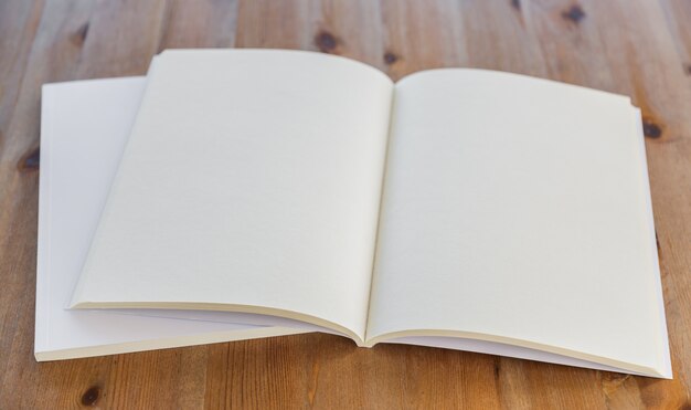 Открытая книга на деревянный стол