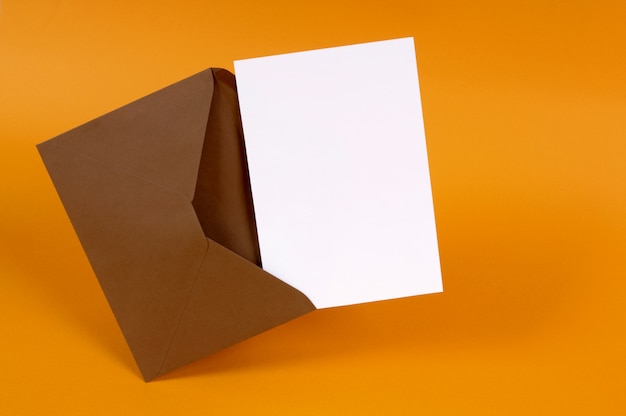 Коричневый конверт с пустой письмо карты письмо или приглашение, изолированных на золотом фоне Пространство для копирования