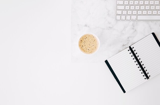 公開日記コーヒーと白い背景に対して机の上のキーボード