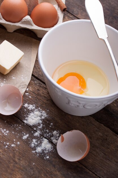 Free photo open egg in a bowl