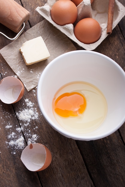 Free photo open egg in a bowl