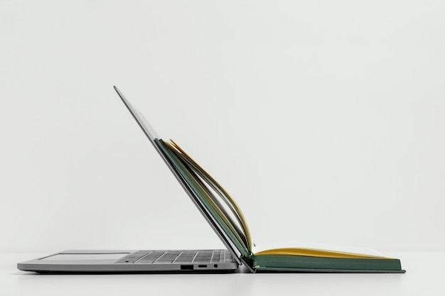Открытый ноутбук и компоновка ноутбука