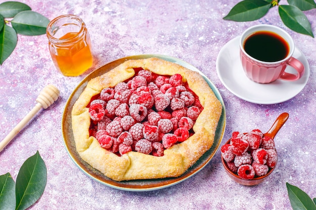 Foto gratuita torta aperta, galette di lamponi.