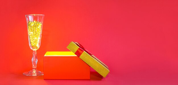 赤いギフトボックスと内部に光るランプが付いたハート プレミアム写真