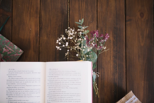 Foto gratuita libro aperto sul bouquet