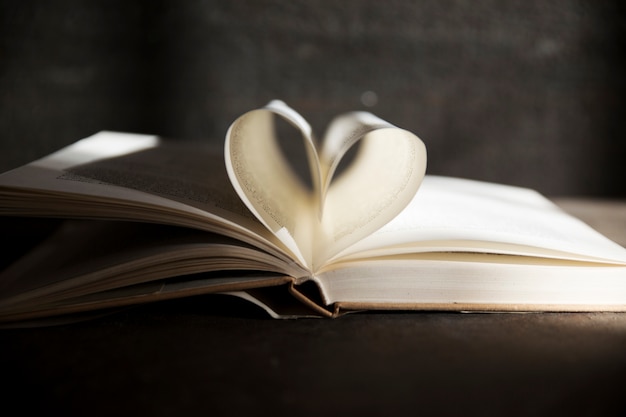 Открытая книга с сердечными страницами