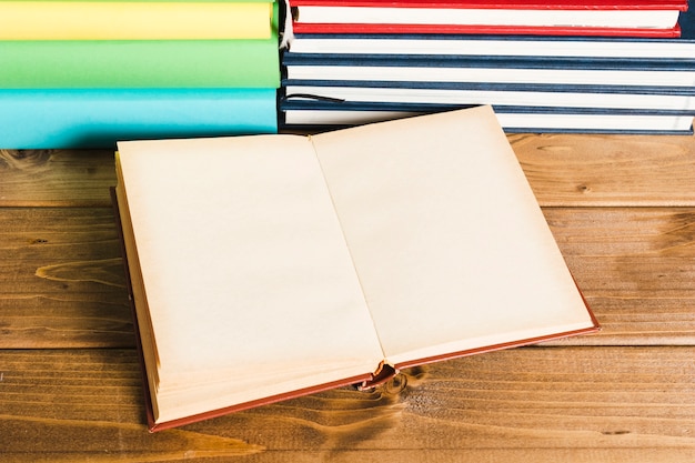 Free photo opened book on wooden table