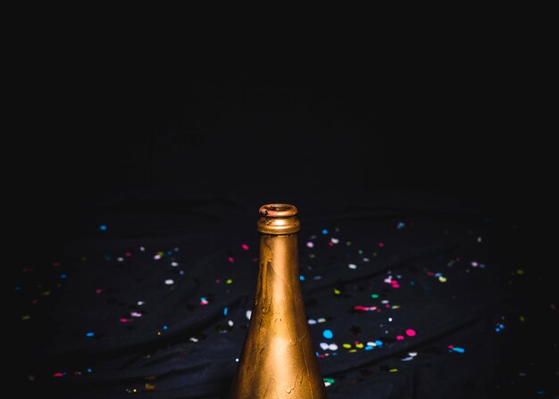 Открытая бутылка шампанского на вечеринке