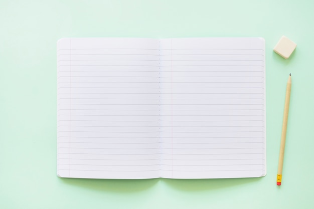 Foto gratuita notebook aperto con penna e gomma