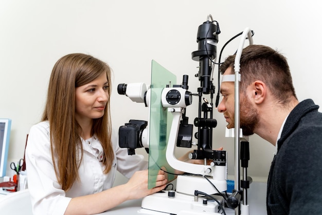 Диагностика офтальмологии. окулист работает в своей клинике, исследуя зрение.